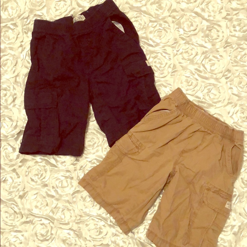 Adjustable waist (2) boys shorts size 7